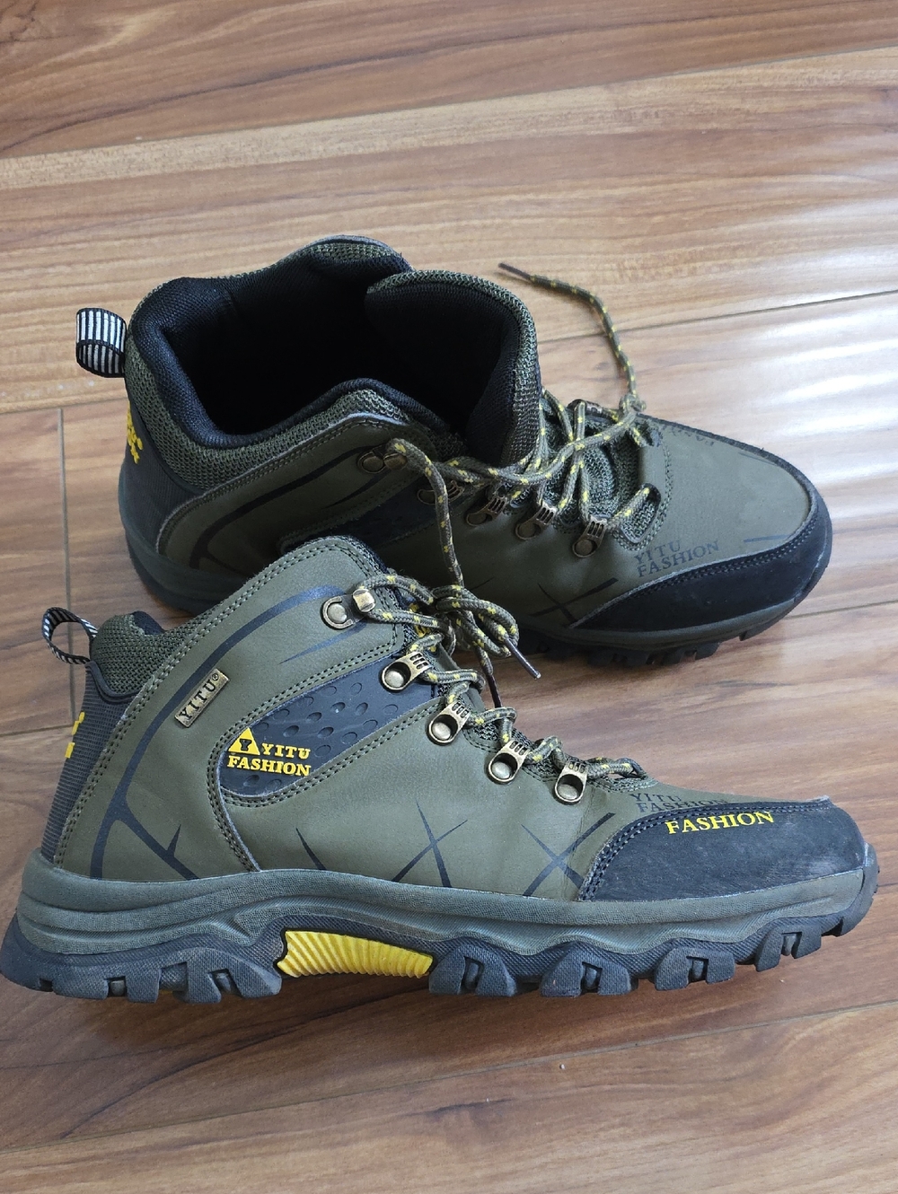Like New Olive Green Hiking Boots size 42